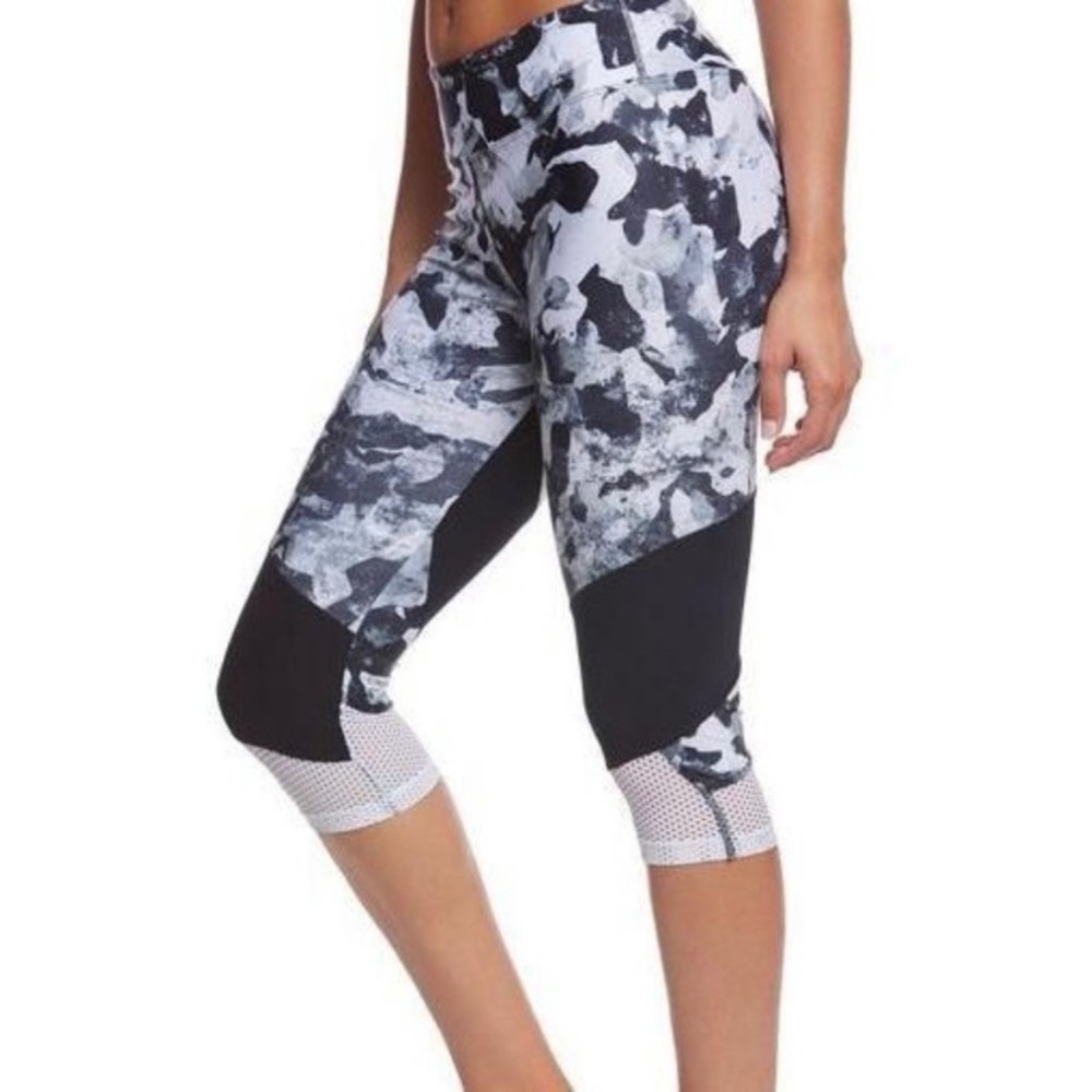 NWT Marika Camo Code Powertek Yoga Capris SZ L